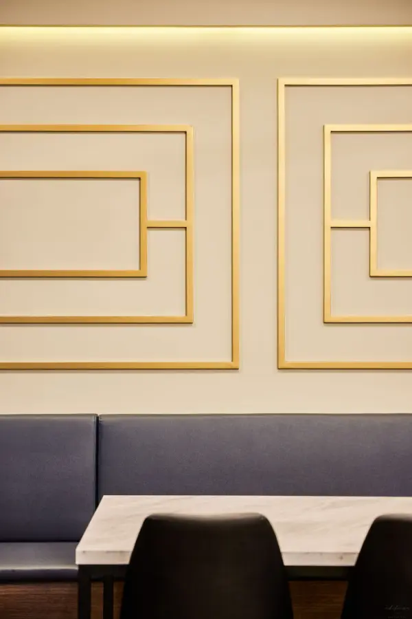 동양적 기하학 골드 몰딩의 모던 중식당 벽면